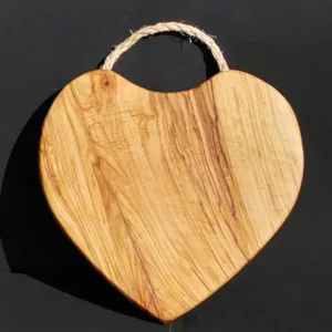 разделочная доска из оливы в форме сердца